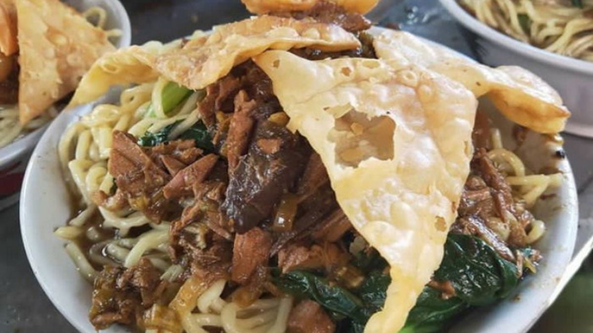 Mie Ayam Lesehan Bang Umar: Kenikmatan yang Menggigit Jiwa di Cilacap